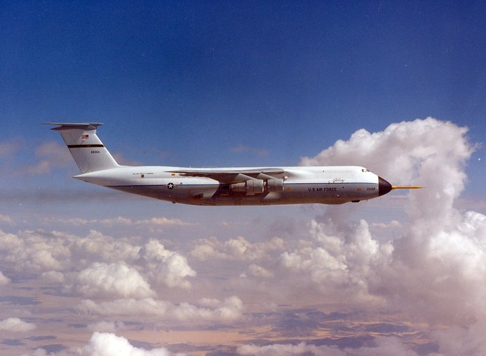 에드워드 공군기지에서 시험비행을 실시하고 있는 C-5A 2호기의 모습 <출처: 미 공군>