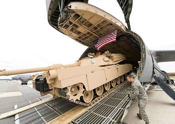 C-5 갤럭시는 M1 에이브람스 전차를 2대나 수송할 수 있는 미군 최대의 전략수송기이다. <출처: 미 공군>