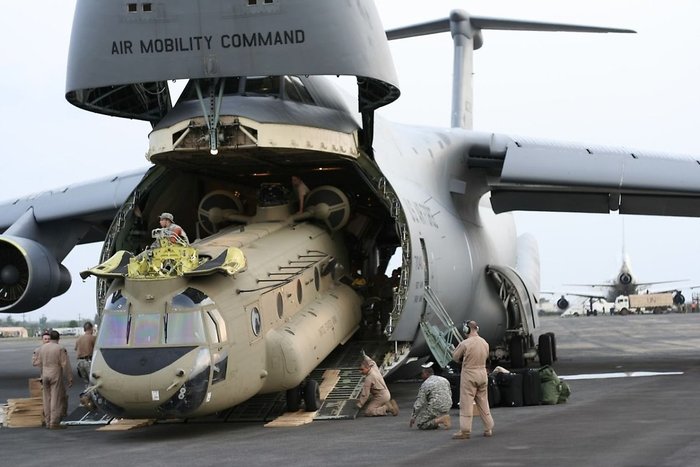 넓은 화물칸으로 인하여 C-5 갤럭시는 CH-47 시누크 같은 대형헬기도 운반이 가능하다. <출처: 미 공군>