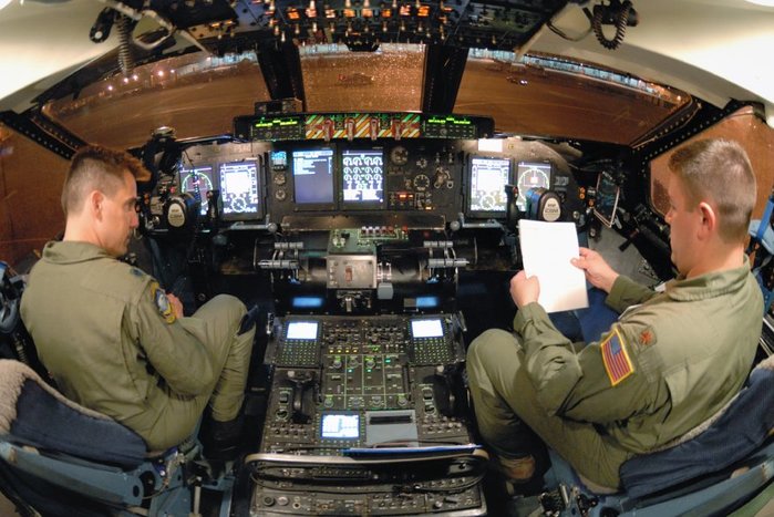 글래스콕핏으로 개조된 C-5M 슈퍼갤럭시의 조종석 <출처: Lockheed Martin>