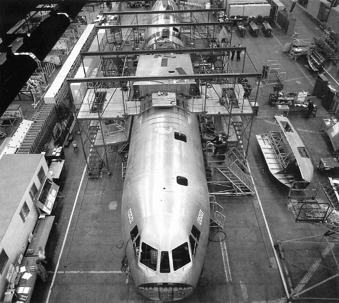 C-141A 초도기(록히드 제작번호 6001)의 동체 제작장면 <출처: Lockheed Martin>