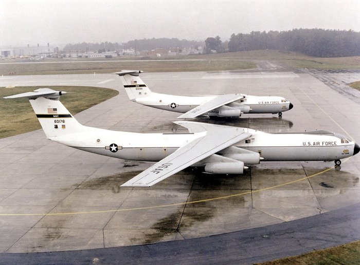 C-141A(사진 위)의 추력이 여유롭다는 점에 착안하여 동체를 늘린 C-141B(사진 아래)로 개수되었다. <출처: 미 공군>