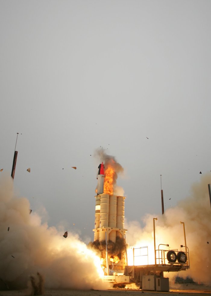2004년 8월 26일 시험 발사 간 수직 발사기에서 발사 중인 애로우-2의 모습. (출처: US Missile Defense Agency)