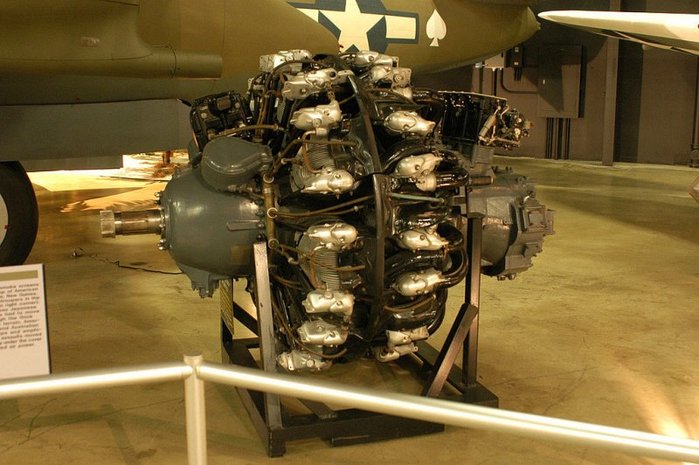 F4U의 심장인 플랫 휘트니 R-2800 공랭식 성형 엔진. 이전에 존재하던 엔진들의 2배 정도 힘을 발휘하는 강력한 엔진으로 F6F, P-47에도 장착되었다. < Public Domain >