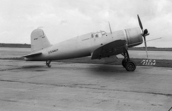 양산형에 비해 동체 길이가 짧은 제작된 XF4U-1 프로토타입. 많은 문제점이 발견되었으나 당시까지 등장한 모든 미군 군용기 중 최고의 속도를 냈다. < Public Domain >