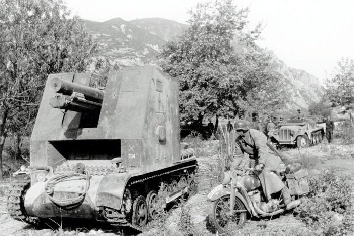 1941년 그리스 침공전 당시 독일 제5기갑사단 소속의 1호 자주보병포 비존(Bison) < 출처 : Public Domain >