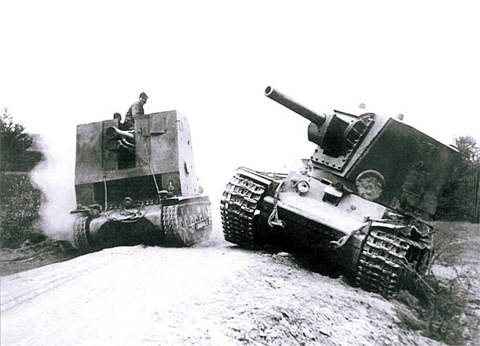 1호 자주보병포(사진 왼쪽)의 전고는 무려 2.8m로, 높은 실루엣으로 유명한 소련제 KV-2(전고 3.25m, 사진 오른쪽)와 비견될만했다. <출처 : Public Domain >