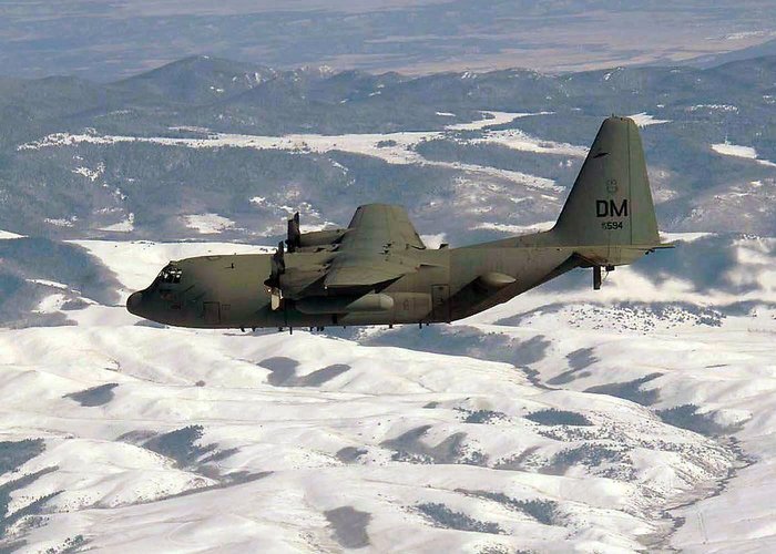 콜로라도주의 눈밭을 배경으로 비행 중인 미 제55 전자전비행단 소속 EC-130H. (출처: Airman 1st Class Christina D. Ponte/US Air Force)