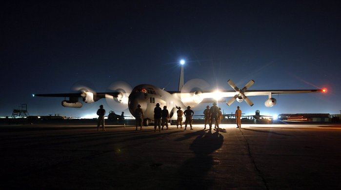 아프가니스탄 바그람(Bagram) 공군기지에서 야간 이륙 준비 중인 EC-130H. 해당 기체는 미 제41 원정 전자전비행대대 소속이다. 41 원정 전자전비행대대는 2004년 4월부터 아프가니스탄에 전개되었으며, 소속된 EC-130H는 총 700 소티가 넘는 전투임무에 투입됐다. (출처: Capt. James H. Cunningham/US Air Force)