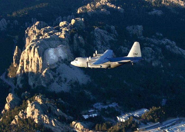 사우스다코타주 로키산맥 인근을 비행 중인 미 제55 전자전비행단 소속 EC-130H 컴패스 콜. (출처: Airman 1st Class Christina D. Ponte/US Air Force)