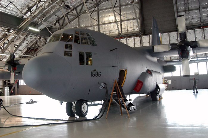 주기 후 정비 중인 EC-130H. 컴패스 콜은 외관상으로는 C-130과 차이가 없다. (출처: Bobby Jones/US Air Force)