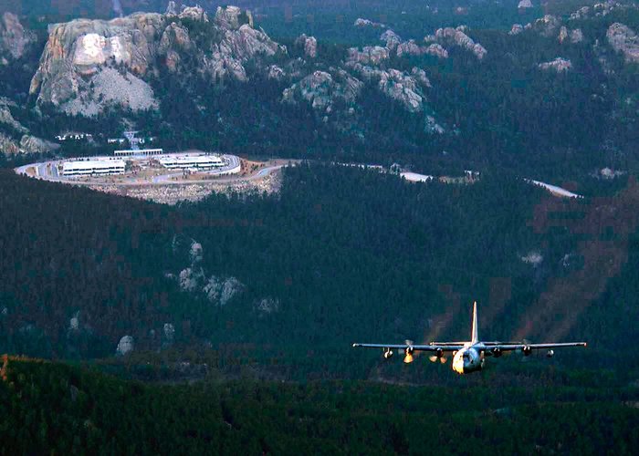 4명의 역대 미국 대통령 얼굴이 조각된 러쉬모어(Rushmore)산 인근을 비행 중인 EC-130H. (출처: Airman 1st Class Christina D. Ponte/US Air Force)