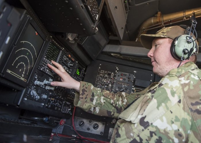 2018년 2월, 위치가 공개되지 않은 서남아시아 지역에 전개된 미 제43 원정전투비행대대 소속 EC-130H의 항법사가 이륙 전 사전 점검 중인 모습. (출처: Staff Sgt. Jeremy L. Mosier/US Air Force)