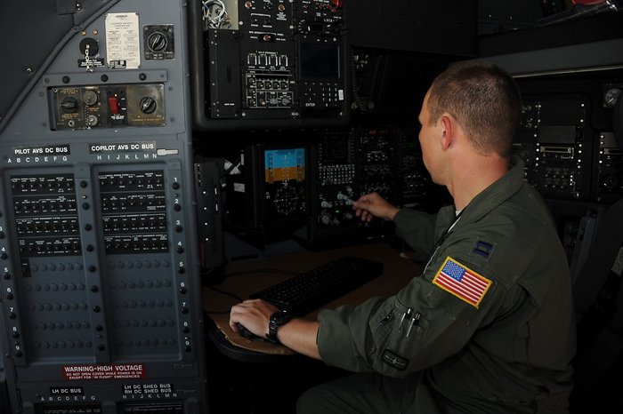미 공군 제42 전자전투비행대대 소속 그레고리 잭슨(Gregory Jackson) 대위가 EC-130H의 업그레이드된 항법장비를 시연 중인 모습. 블록 35형은 레이더와 항법 및 항정장비의 대대적인 업그레이드를 가했다. (출처: Airman Nathan H. Barbour/US Air Force)