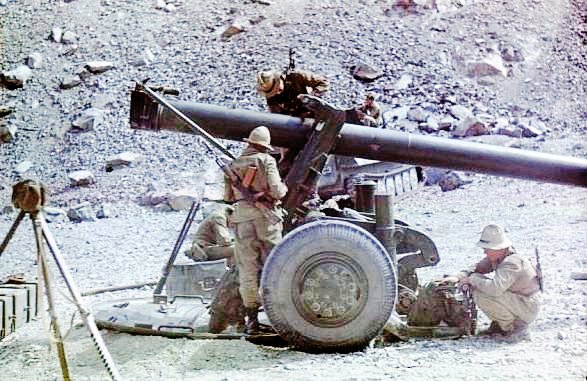 M240 박격포를 장전 중인 아프가니스탄 파견 소련군 <출처 : bmashine.tumblr.com>