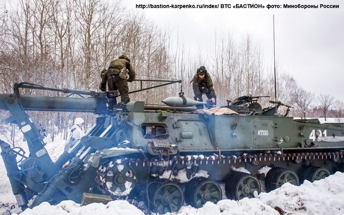 차량 왼쪽의 크레인을 사용하여 탄약을 이송기에 올려놓는 장면. <출처 : bastion-opk.ru>