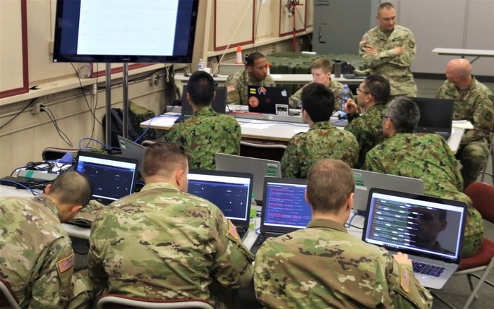 2019년 9월 4일부터 22일까지 뉴저지에 위치한 맥과이어-딕스-레이허스트 합동기지(Joint Base McGuire-Dix-Lakehurst)에서 ‘Cyber Blitz 19’가 열렸다. ‘Cyber Blitz 19’는 I2CEWS대대가 보유한 사이버･전자전 장비의 운용능력을 실험 및 평가하기 위한 일종의 전투실험이다. 당시 ‘Cyber Blitz 19’에는 미 육･해･공군 및 일본 육상자위대 등 30여 개의 기관에서 사이버･전자전 관련 부대 및 인력을 파견하였다. 미 육군은 이와 같은 합동군 차원의 전투실험을 통해 I2CEWS대대의 무기체계, 운용개념 및 구조를 다영역 전장환경에 최적화시켜나가고 있다. <출처: DVIDS>