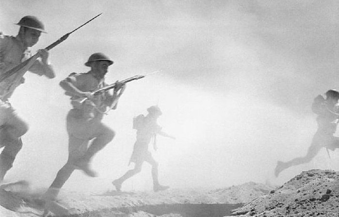 엘 알라메인 전투 당시 리-엔필드로 무장하고 돌격하는 영국군. 연사력이 뛰어나서 소부대 간 교전에서 상당한 위력을 발휘했다. < 출처 : Public Domain >