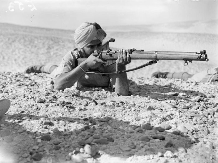 1940년 북아프리카 전선에서 SMLE 무장한 영연방군 소속 인도 병사 < 출처 : Public Domain >