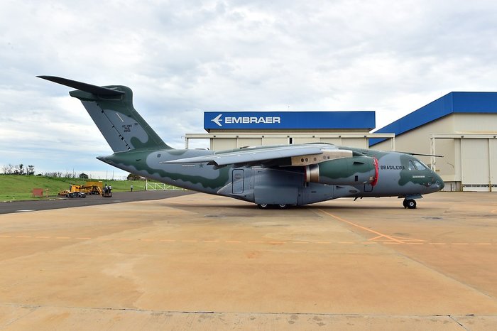 엠브라에르 공장 앞에 주기 중인 KC-390의 측면 <출처: Embraer>