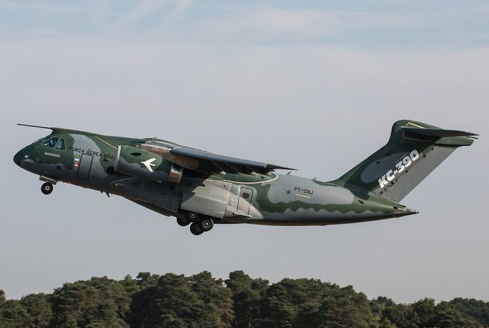2018년 영국 판보로 에어쇼에서 이륙 중인 KC-390 수송기 (출처: Steve Lynes)