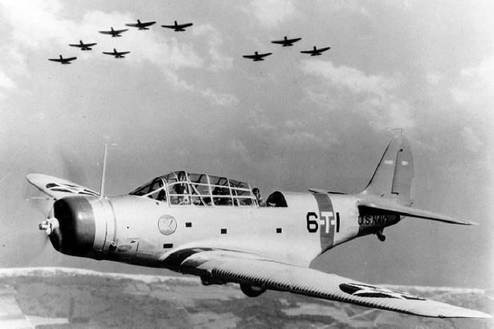 1938년 TBD로 편성된 제6뇌격기비행대의 비행 모습. 운용하면서 생존성에 의문이 들자 배치된 지 3년 만에 후속기 사업이 시작되었다. < 출처 : Public Domain >