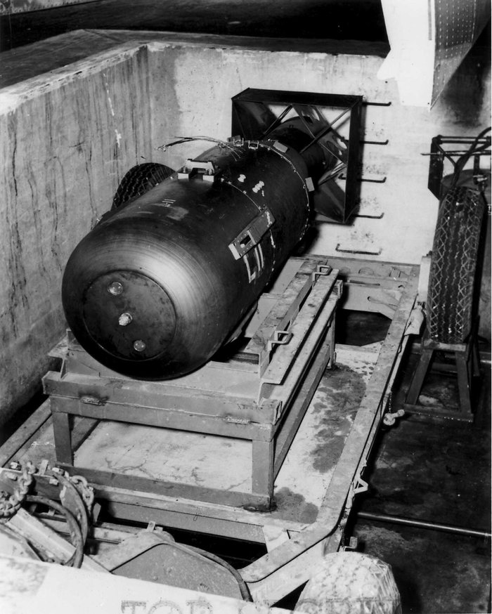 티니안에서 B-29 애놀라게이에 탑재되기 전 리틀 보이 핵폭탄 <출처 : atomicarchive.com>