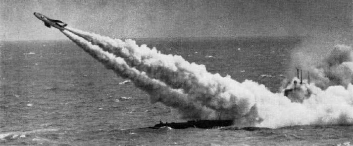 1958년 미 해군 가토급 잠수함 투니에서 발사되는 SSM-N-8 레귤러스 I 순항미사일 <출처 : airandspace.si.edu>