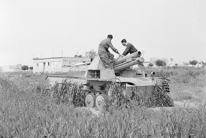 1차 중동전쟁 당시에 이스라엘군이 이집트군으로부터 노획한 2호 자주보병포 < 출처 : (cc) Willem van de Poll at Wikimedia.org >