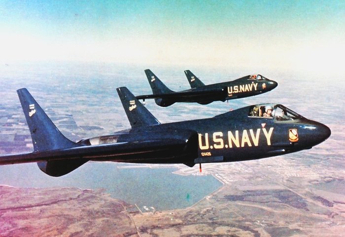 미 해군의 블루엔젤스도 F7U의 홍보를 위하여 2대를 운용했으나, 시범비행에는 운용하지 않았고 그나마 이 기체들도 사고를 겪은 이후 블루엔젤스로부터 퇴출당했다. < 출처 : Public Domain >