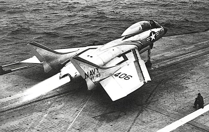 1954년 CVA-11 인트레피드에서 이함 대기 중인 제83전투비행대 소속 F7U < 출처 : Public Domain >