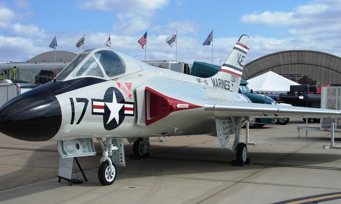 미라마(Miramar) 미 해병기지 내 플라잉 레더넥(Flying Letherneck) 항공 박물관에 주기 중인 미 해병 F4D-1 스카이레이(기체 번호 139177). 2008년 경에 촬영됐다. (출처: Scott Dunham)