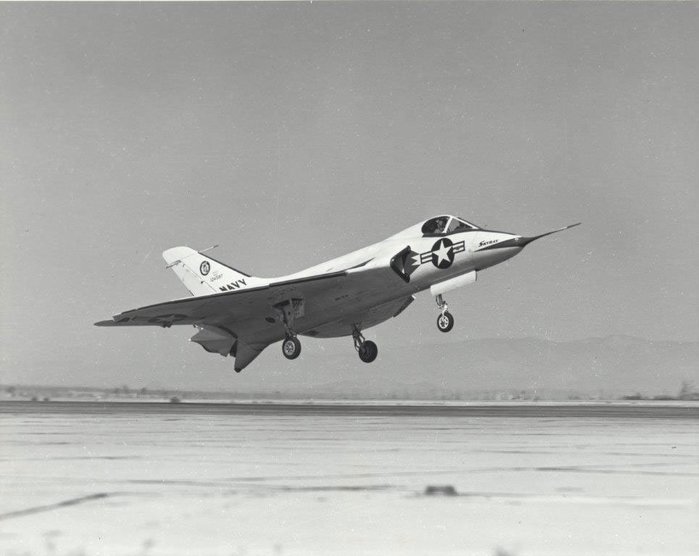 이륙 중인 XF4D-1 스카이레이 시제기. (출처: US Navy)