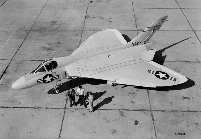 F-4D는 후퇴각이 적용된 광 삼각익이 특징이다. (출처: US Navy)