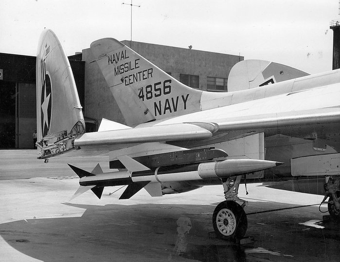 AAM-N-6 스패로우(Sparrow) III 공대공 미사일을 장착한 F4D-1의 모습. 1961년 경에 촬영된 것으로 추정된다. (출처: US Navy)