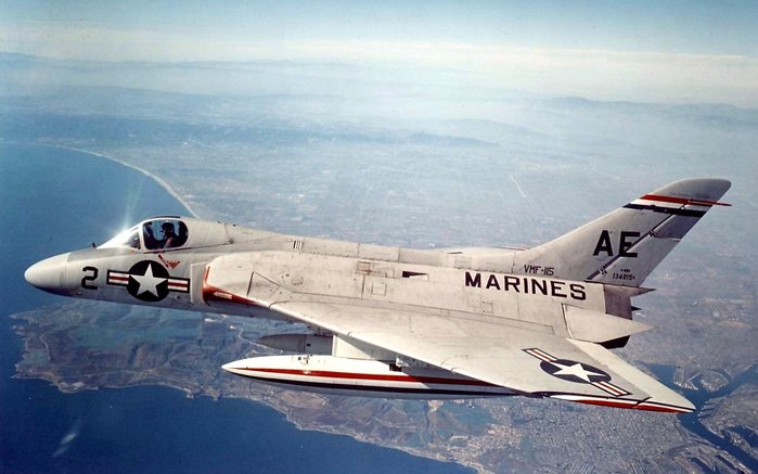 1957년 4월 4일, 비행 중 촬영된 미 해병 115 전투비행대대 소속 F4D-1 스카이레이. (출처: US Navy)