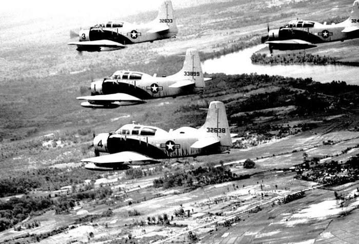 1965년 베트남 전쟁 당시 출격 중인 A-1E 편대 < Public Domain >