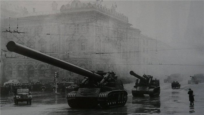 모스크바 붉은 광장에서 군사 퍼레이드 중인 2B1(앞)과 2A3(뒤) <출처 : topwar.ru>