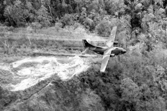 C-123 프로바이더는 베트남전쟁에서 맹활약을 하면서 호평을 얻었지만, 고엽제살포 등의 임무에 투입되는 오명을 안기도 했다. <출처: 미 공군>