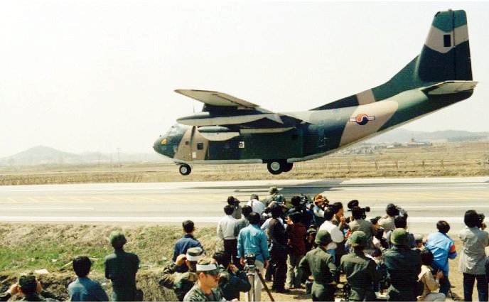 C-123은 제주도 추락사고와 청계산 추락사고 등으로 인하여 C-130이 도입된 이후 1990년대에 이르러서야 퇴역하였다. 사진은 팀스피리트 훈련에서 도로를 활용한 비상활주로에 착륙중인 우리 공군의 C-123 수송기이다. <출처: 대한민국 공군>