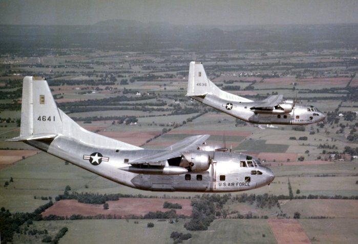 C-123은 상대적으로 짧은 동체에 고익과 고미익을 특징으로 하는 전술수송기이다. <출처 : 미 공군>