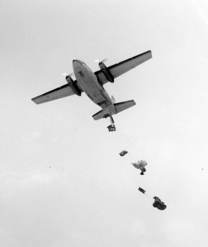 C-123은 후방램프를 통하여 화물을, 좌측 후방의 도어로 공수병을 강하할 수 있었다. <출처: US National Archives>