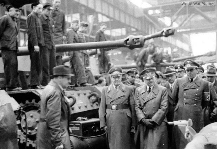 히틀러는 무기의 개발 및 배치에 일일이 관여했다. 이는 제2차 대전 당시에 독일의 무기 체계가 중구난방으로 복잡해진 원인들 중 하나로 작용했다. < Public Domain >