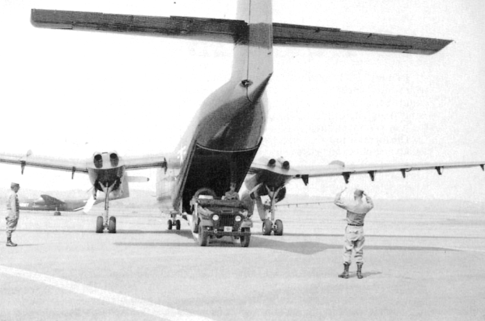 C-7 카리부는 CH-47보다 캐빈의 크기가 약간 작았지만 지프 2대를 수납하는 등 실속있는 기종이었다. <출처: Public Domain>