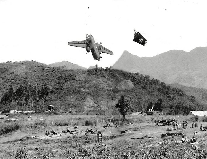 1967년 아군이 오인사격한 대공포탄에 피격된 C-7 카리부의 모습. 탑승원 전원이 사망했다.<출처: Public Domain>
