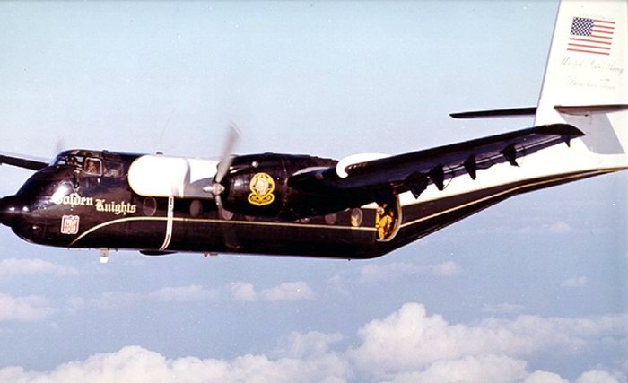 C-7 카리부는 다시 육군으로 이전되어 1980년대까지 사용되었으며, 사진처럼 골든나이츠 전용기체로 투입되기도 했다. <출처: Public Domain>