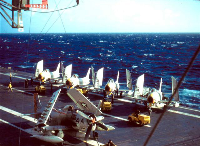 1957년 대서양을 항해 중이던 미 해군 항모 