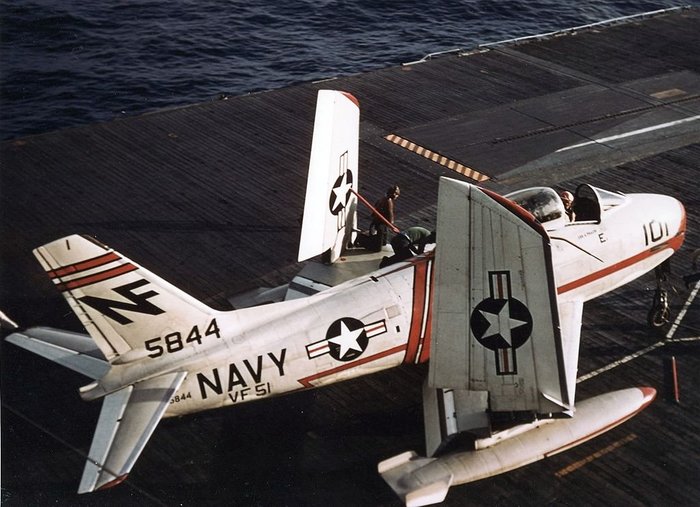 미 해군 항모 본홈 리처드(USS Bon Homme Richard, CVA-31)함 갑판 위에 주기 중인 미 해군 제51 항모전투비행단 