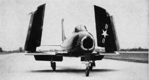 항모 수납을 위해 날개를 접은 FJ-2. (출처: US Navy)