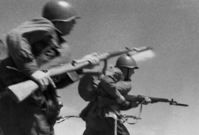 반자동소총인 SVT-40으로 무장하고 돌격하는 소련군. 소부대 화력에서 밀리자 독일군은 대책을 강구했다. < (cc) RIA Novosti >